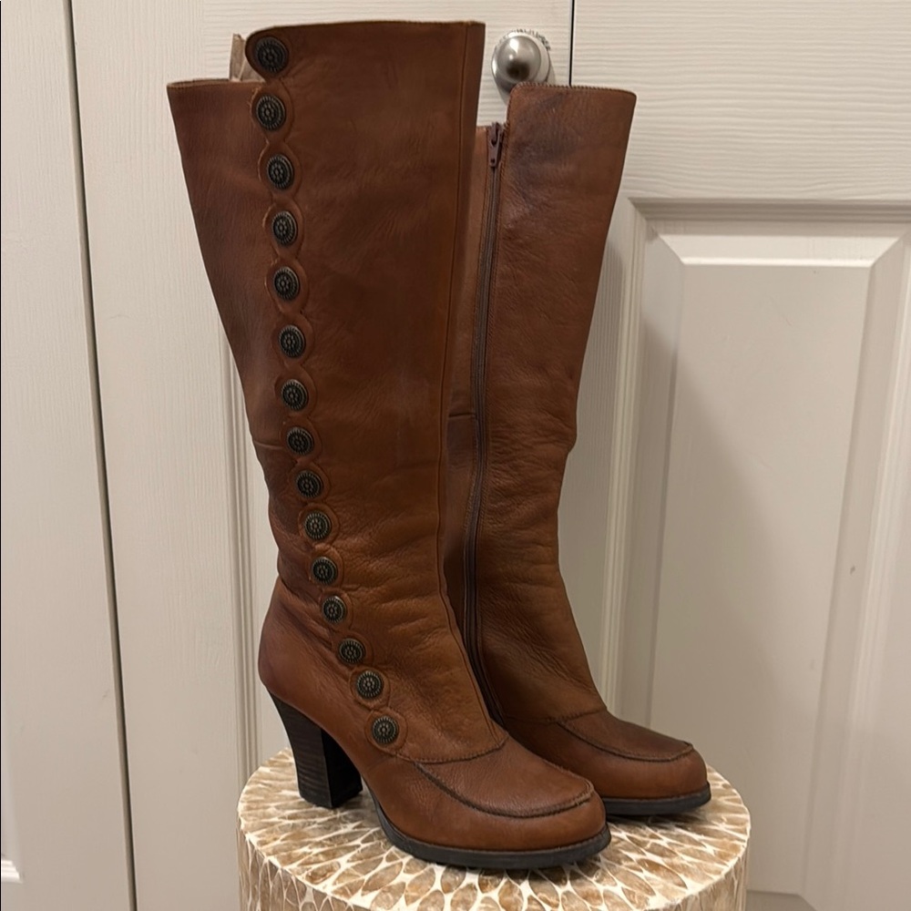 Elegant Crown Victoria Brown Button-Detail Heeled Boots Size 10